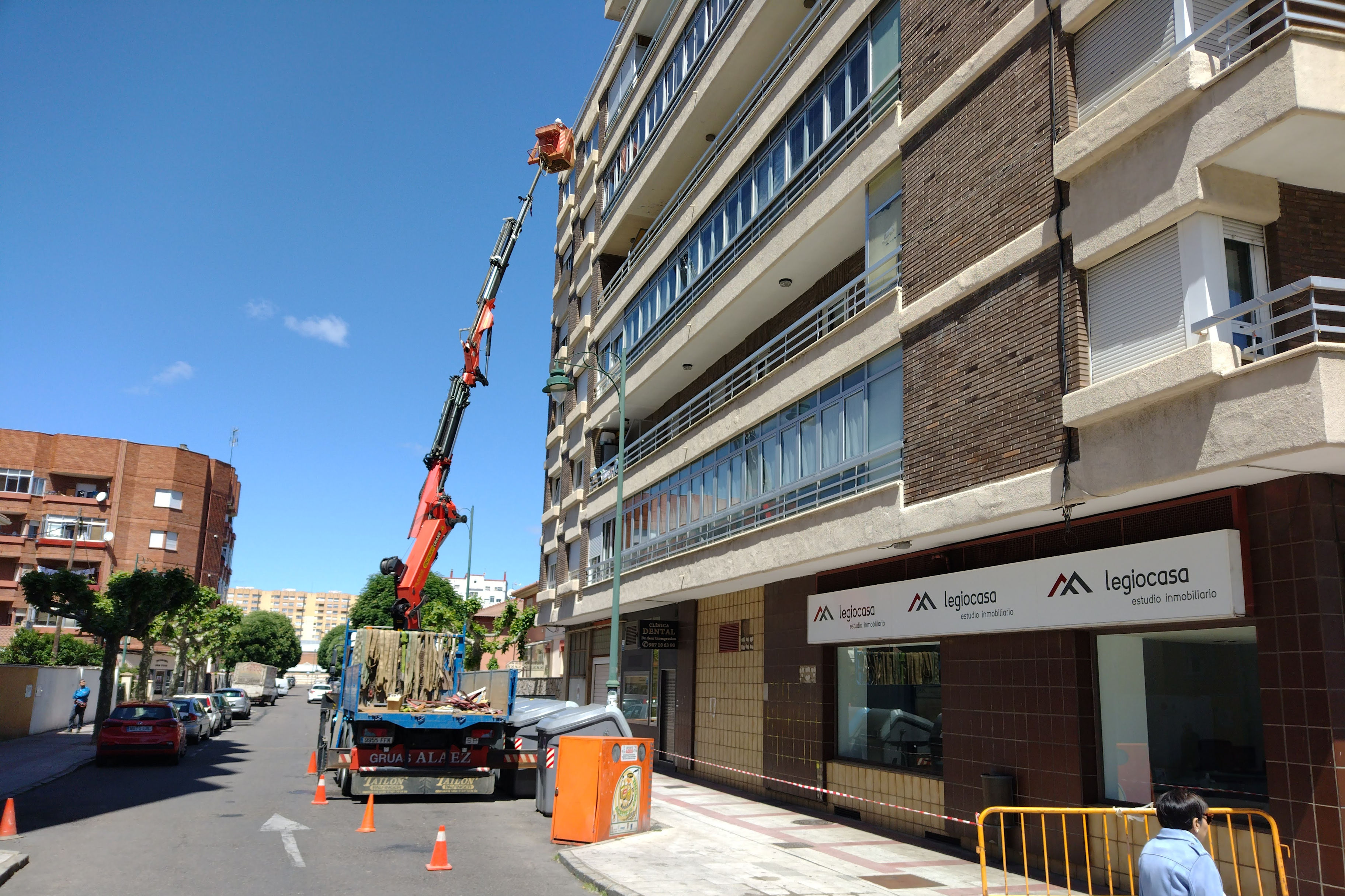 MEJORA DE CUBIERTAS Y FACHADAS EN EDIFICIO SITUADO EN GLORIETA DE PINILLA 1 (LEÓN)
